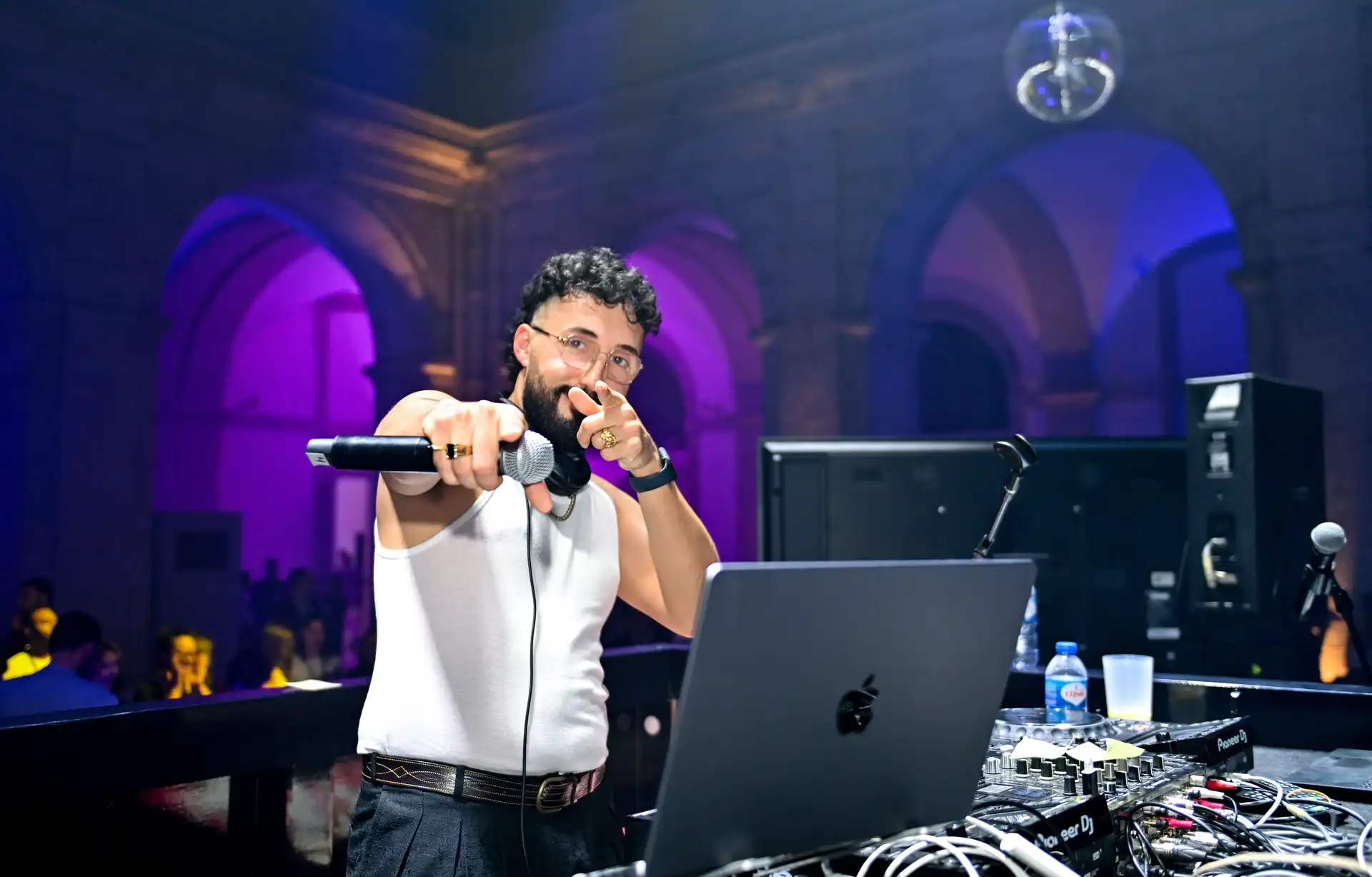 DJ achter laptop tijdens nachtset
