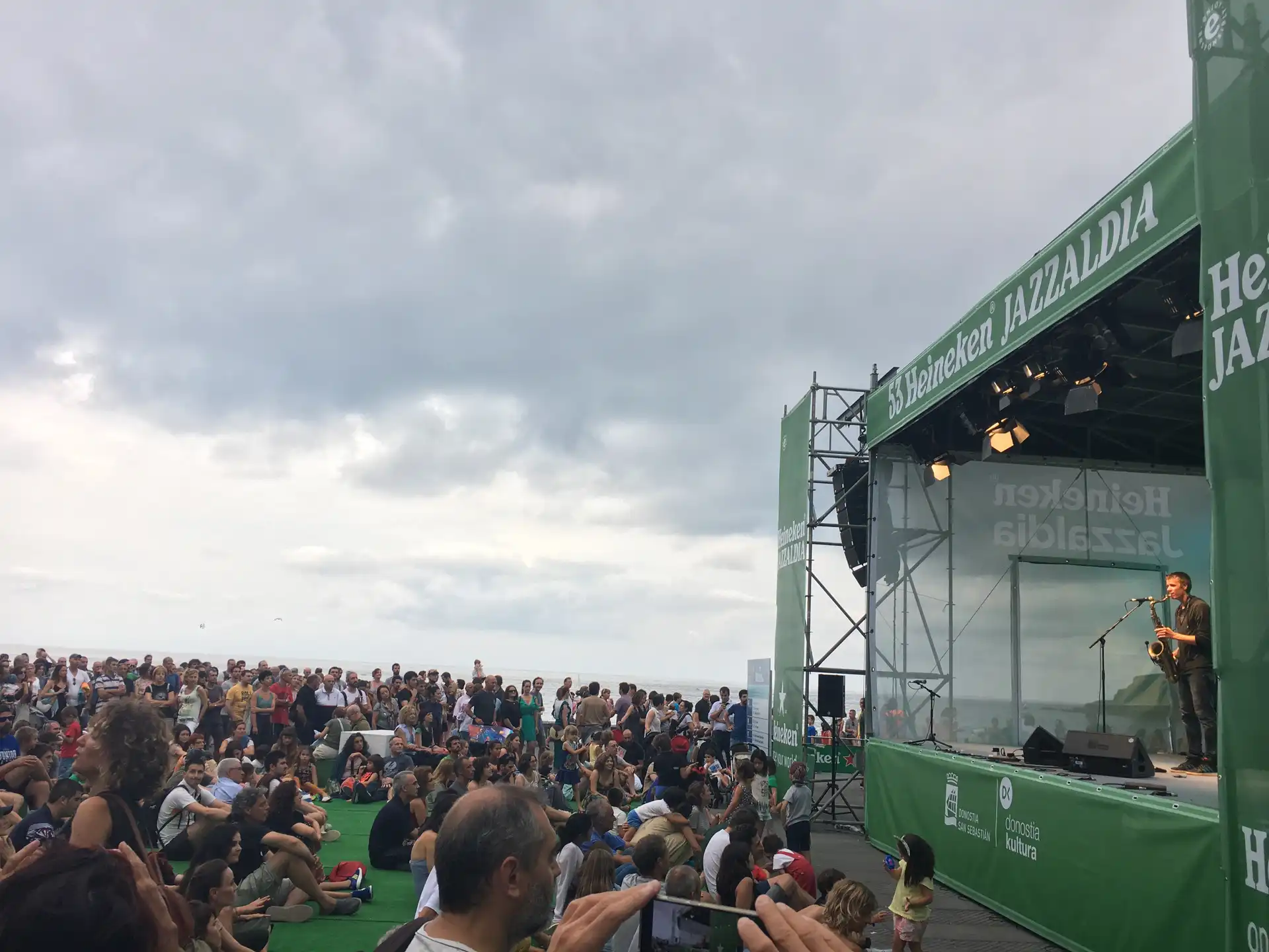 Saxofonist live op festival